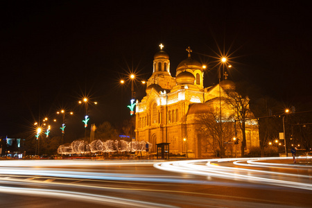 假设大教堂，保加利亚瓦尔纳。在夜间照明