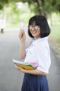 拿着一本书的女学生站