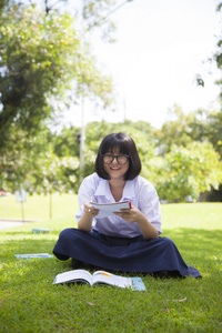 女孩坐在做作业和读书