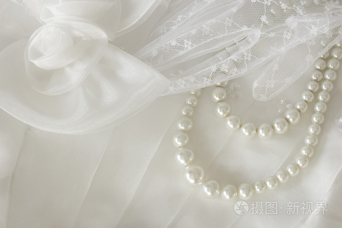 花边背景上的珍珠项链