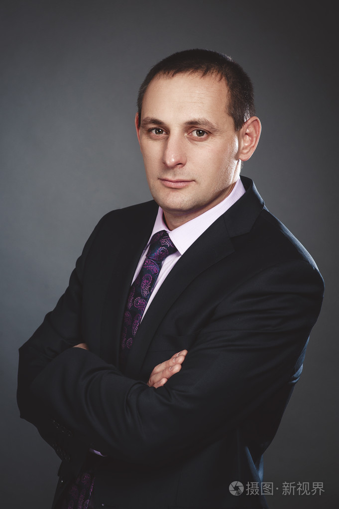 自信的男人穿西装照片-正版商用图片1htsec-摄图新视界