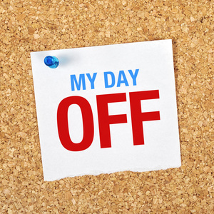 我的休息日微笑的金发女人,绿色的草地,展现我的爱手写文字显示我正在