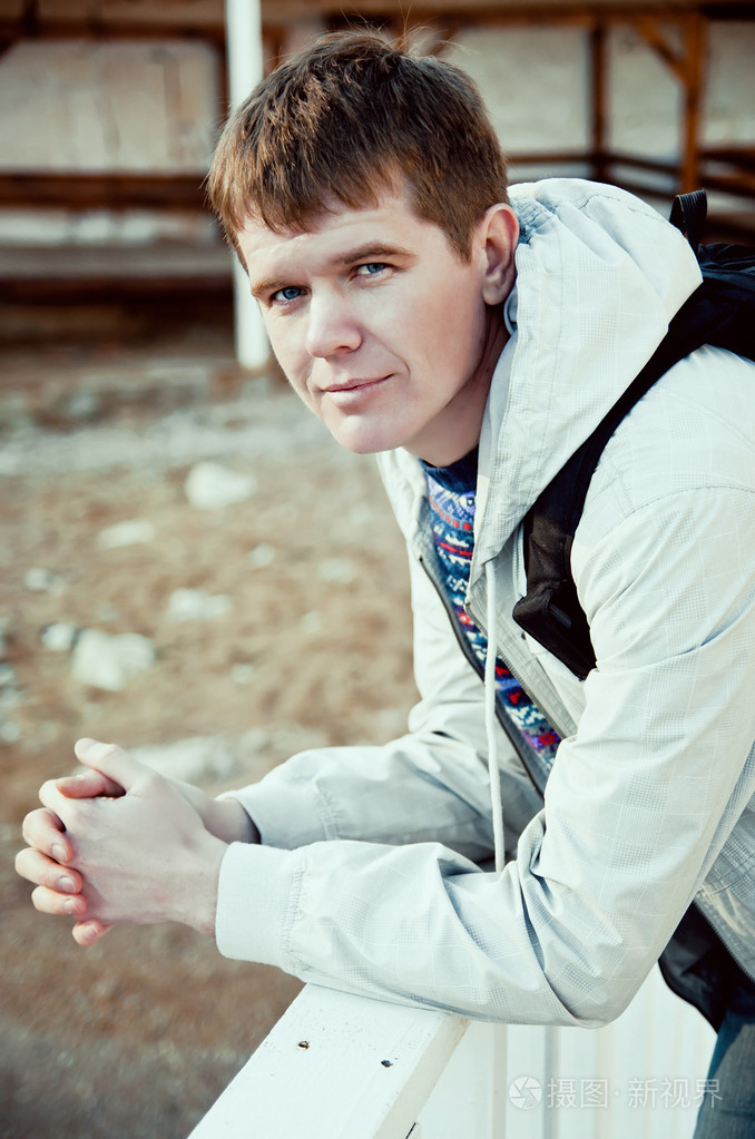 年轻英俊的男人在自然中的肖像