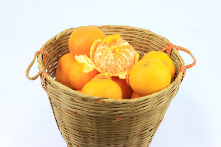 堆的藤篮橘子