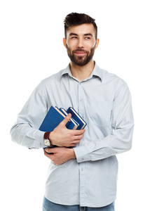 年轻胡子与书在手上白色的男人微笑着