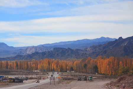 美丽的秋景 Santiago 和门多萨之间的道路上