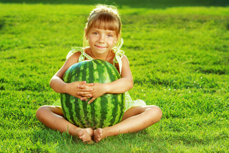 抱着西瓜的女孩图片