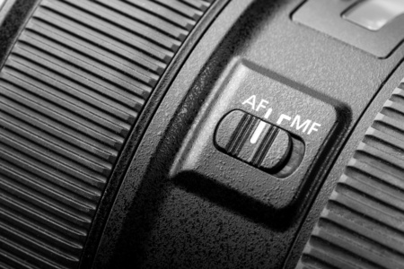 相机的快门开关现代相机的特写照片