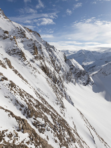 白色白雪皑皑的山峰