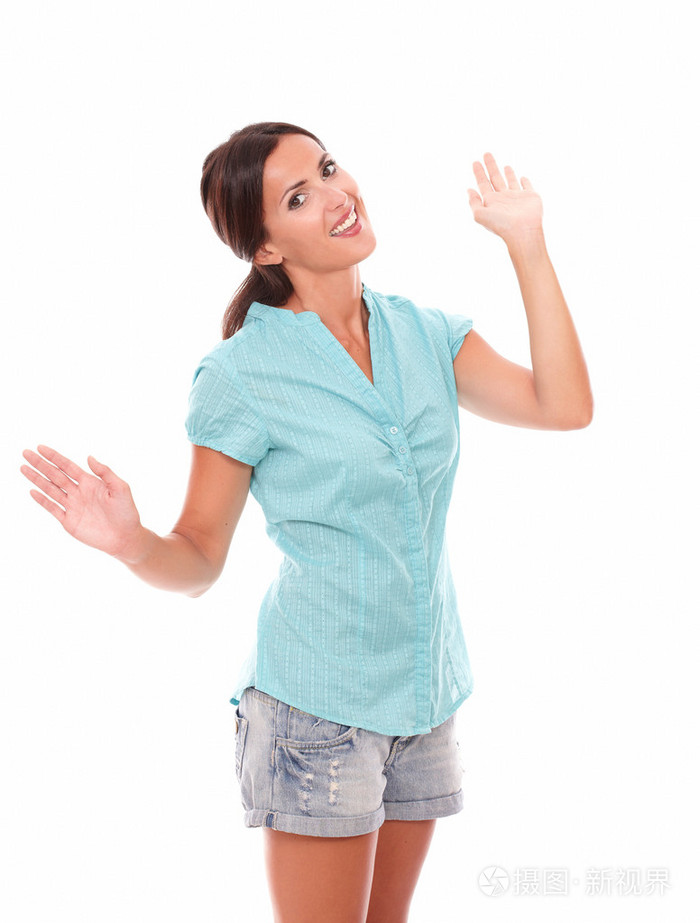 可爱的拉美裔女人,打手势的问候