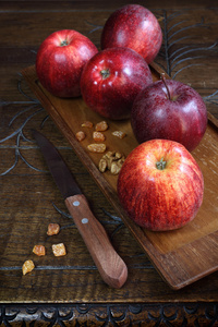 旧的木制表面联欢晚会红苹果图片