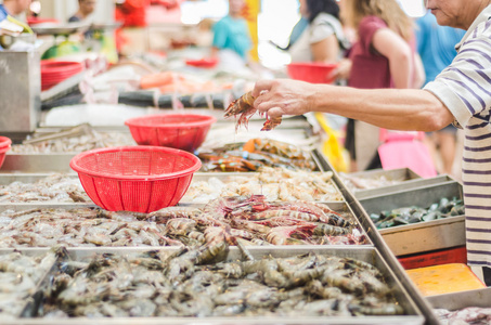 螃蟹和龙虾在鱼市场