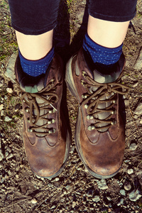 无法识别女性徒步旅行者穿着登山鞋，尼斯湖卡特里娜，高地，苏格兰，英国