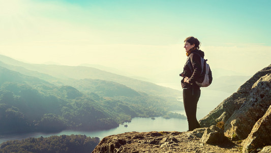 女名徒步旅行者在享受山谷查看，Ben Aan，尼斯湖卡特里娜，高地，苏格兰，英国，保险概念