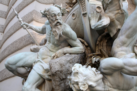 在海上喷泉在维也纳霍夫堡宫的力量照片