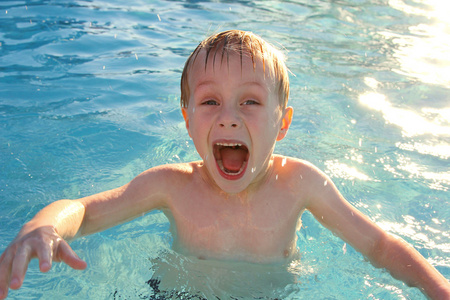 很兴奋的孩子在游泳池游泳