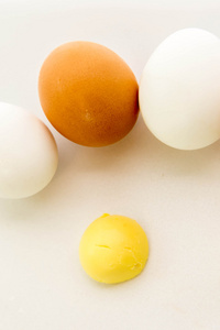 棕色和白色的鸡蛋和蛋黄
