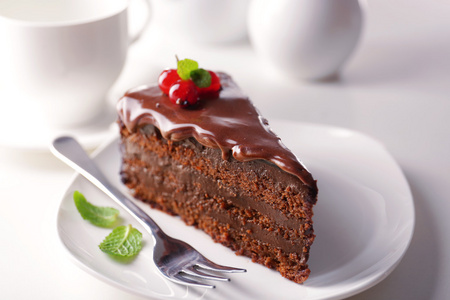 美味的巧克力蛋糕上板上光背景表格