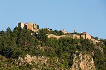 在阿拉尼亚克娄巴特拉海滩山上建造城堡。土耳其