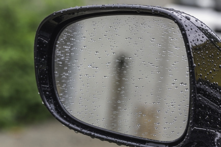 湿的黑色车宏图片