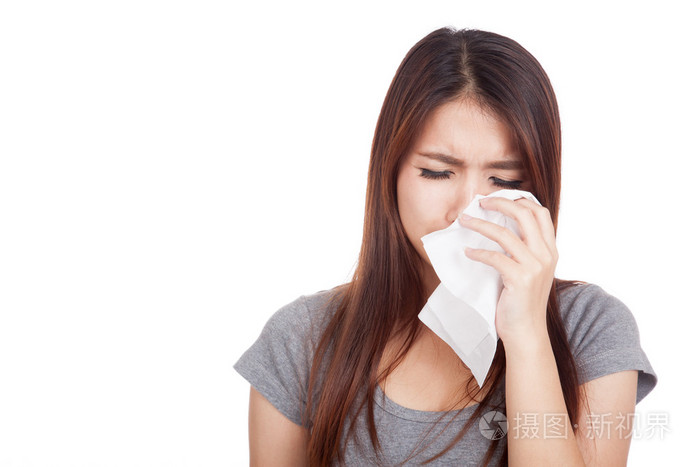 使用一张纸巾的忧郁的年轻亚洲女子哭