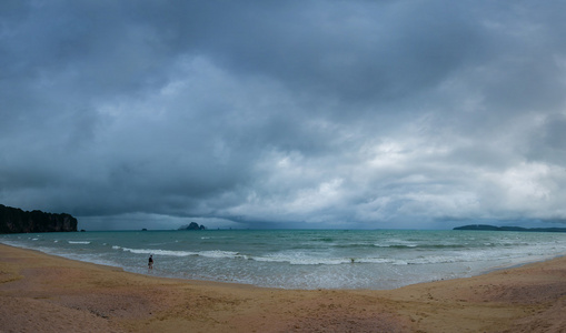 风雨如磐的海景。甲米奥南