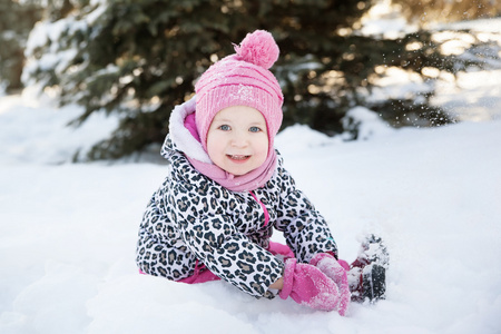 一个小女孩在白雪皑皑的丛林的肖像