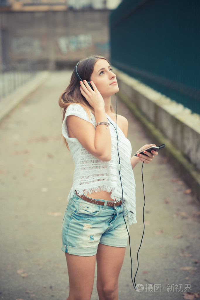 年轻漂亮的女人听音乐