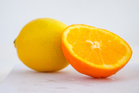 橙和柠檬在白色背景