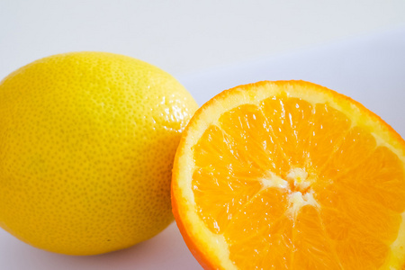 橙和柠檬切割和自然