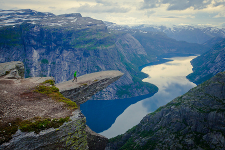 徒步旅行的地方   trolltunga，巨魔的舌头，岩石 skjegedall，与旅游和湖 ringedalsvatnet