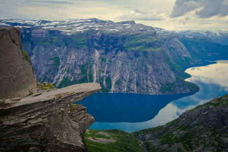 徒步旅行的地方   trolltunga，巨魔的舌头，岩石 skjegedall，与旅游和湖 ringedalsvatnet