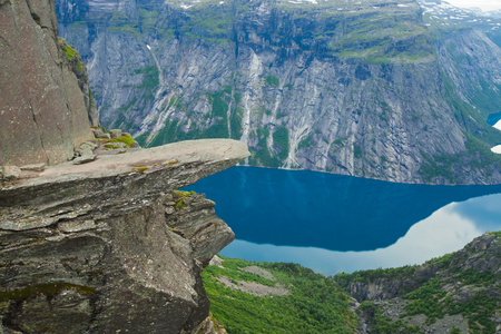 徒步旅行的地方   trolltunga，巨魔的舌头，岩石 skjegedall，与旅游和湖 ringedalsvatnet