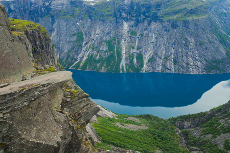 徒步旅行的地方   trolltunga，巨魔的舌头，岩石 skjegedall，与旅游和湖 ringedalsvatnet