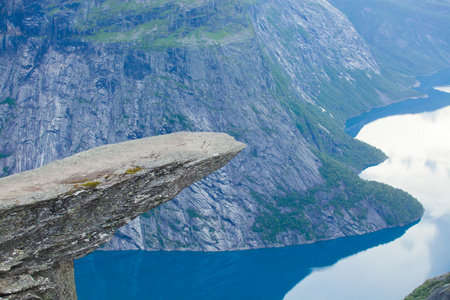 徒步旅行的地方   trolltunga，巨魔的舌头，岩石 skjegedall，与旅游和湖 ringedalsvatnet