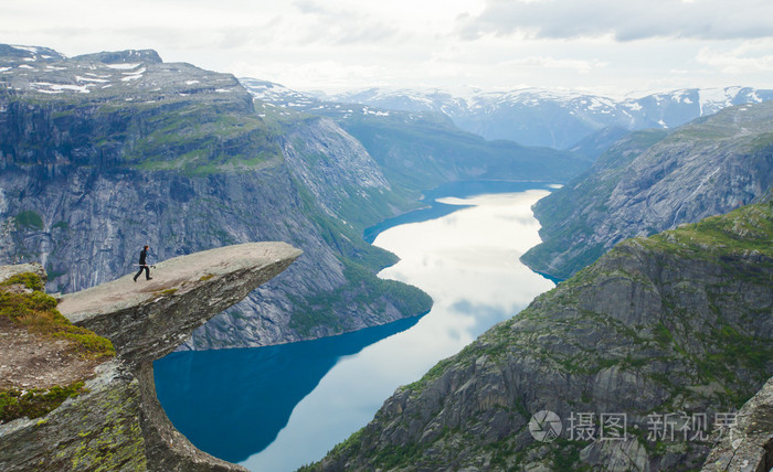 徒步旅行的地方   trolltunga，巨魔的舌头，岩石 skjegedall，与旅游和湖 ringedalsvatnet