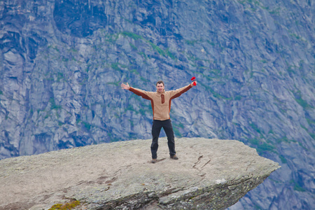 徒步旅行的地方   trolltunga，巨魔的舌头，岩石 skjegedall，与旅游和湖 ringedalsvatnet