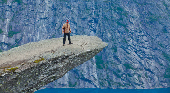 徒步旅行的地方   trolltunga，巨魔的舌头，岩石 skjegedall，与旅游和湖 ringedalsvatnet