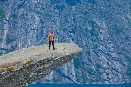 徒步旅行的地方   trolltunga，巨魔的舌头，岩石 skjegedall，与旅游和湖 ringedalsvatnet