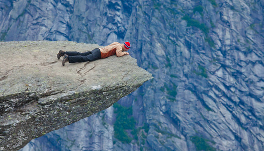 徒步旅行的地方   trolltunga，巨魔的舌头，岩石 skjegedall，与旅游和湖 ringedalsvatnet