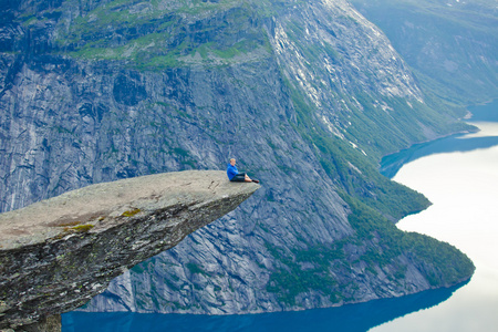 徒步旅行的地方   trolltunga，巨魔的舌头，岩石 skjegedall，与旅游和湖 ringedalsvatnet