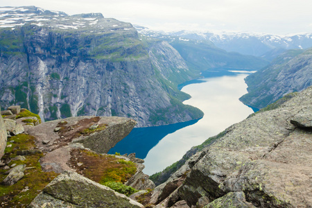 徒步旅行的地方   trolltunga，巨魔的舌头，岩石 skjegedall，与旅游和湖 ringedalsvatnet