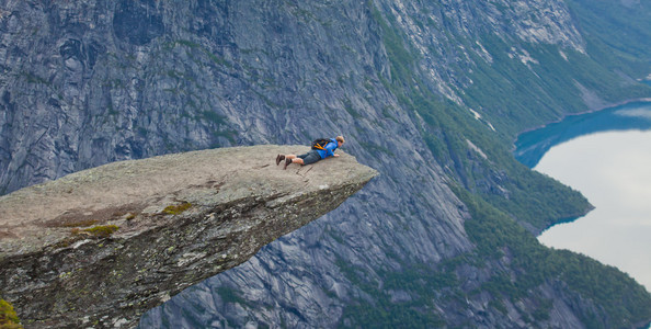 徒步旅行的地方   trolltunga，巨魔的舌头，岩石 skjegedall，与旅游和湖 ringedalsvatnet