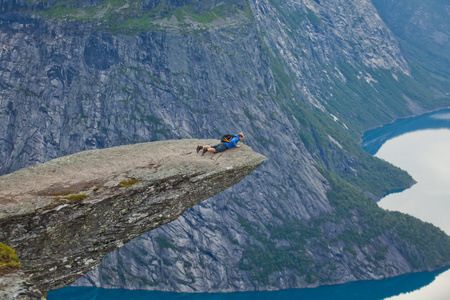 徒步旅行的地方   trolltunga，巨魔的舌头，岩石 skjegedall，与旅游和湖 ringedalsvatnet