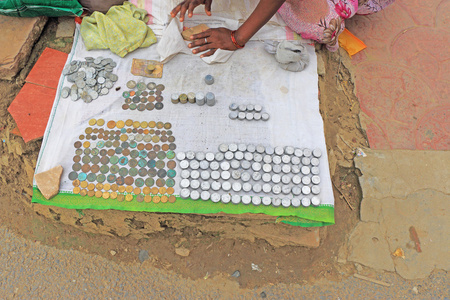 货币兑换商在印度的街道上图片