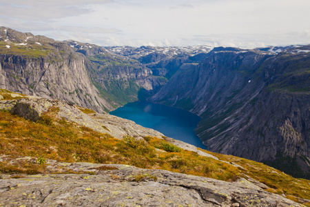 挪威山河秀丽，有着山去 trolltunga 的路