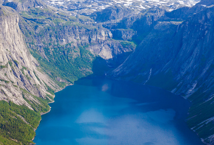 挪威山河秀丽，有着山去 trolltunga 的路