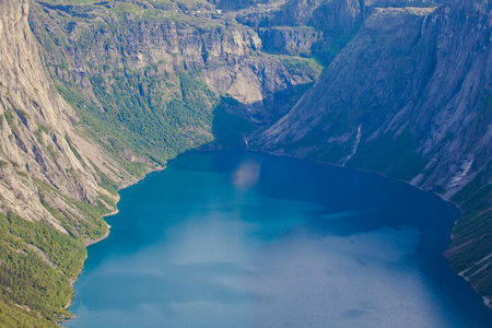 挪威山河秀丽，有着山去 trolltunga 的路