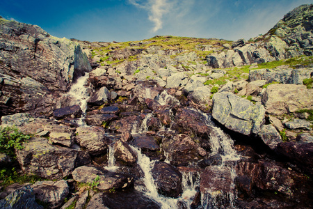 挪威山河秀丽，有着山去 trolltunga 的路