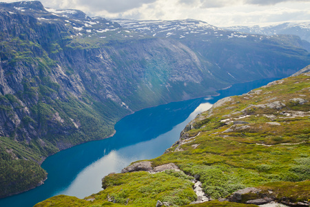 挪威山河秀丽，有着山去 trolltunga 的路